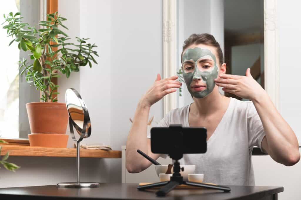 woman-wearing-makeup-with-phone