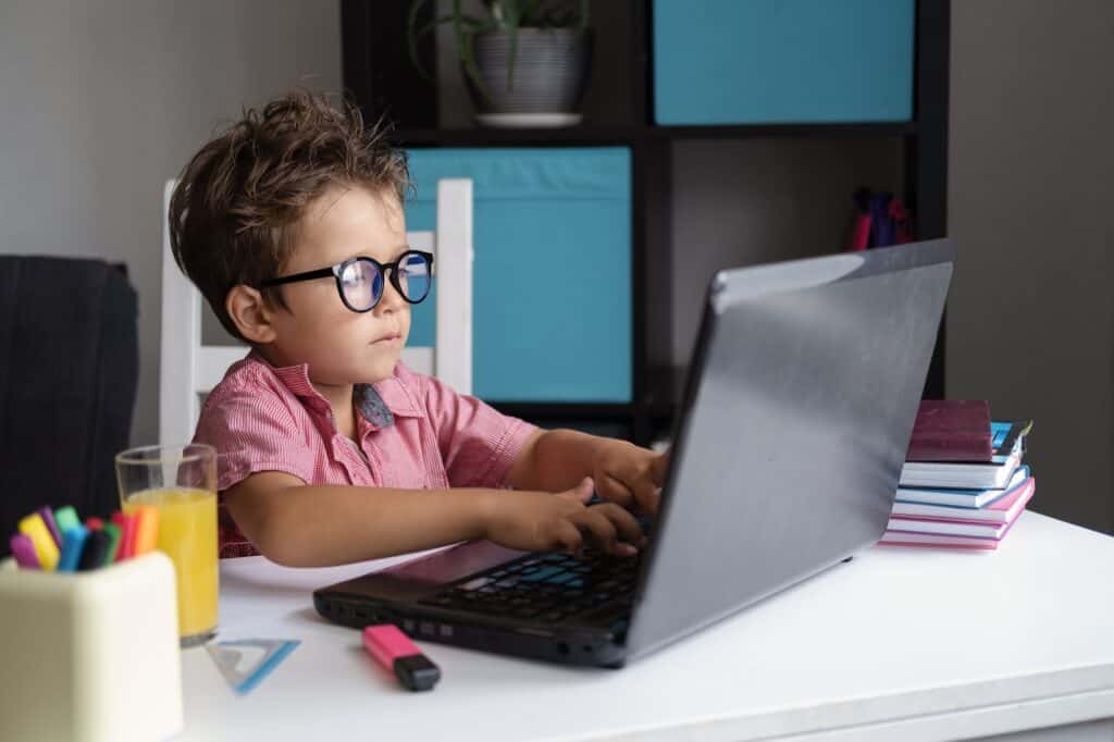 little-boy-using-laptop