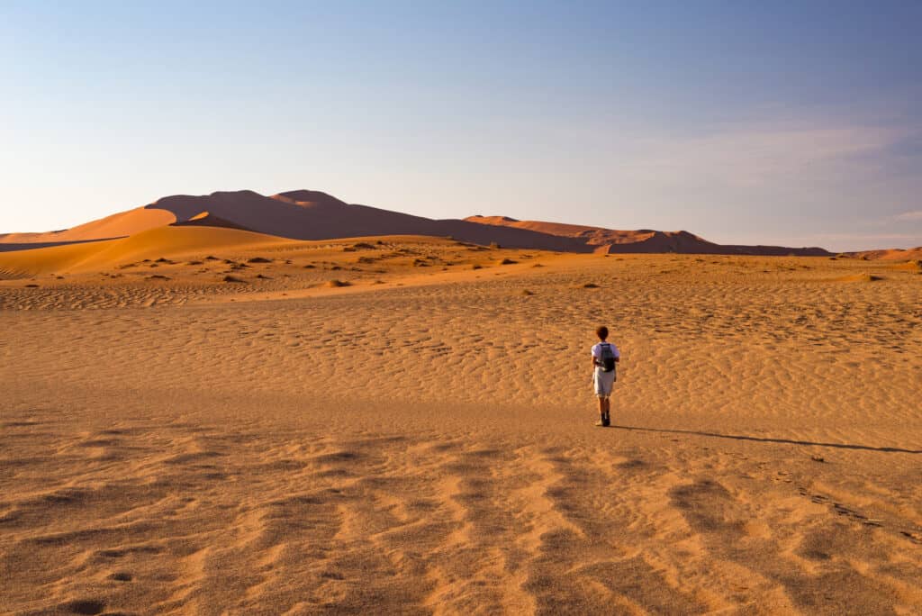 man-alone-in-the-desert