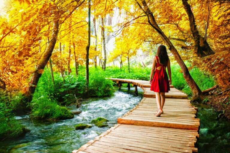 woman-alone-at-a-park