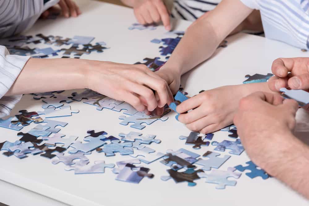 family-working-on-puzzle