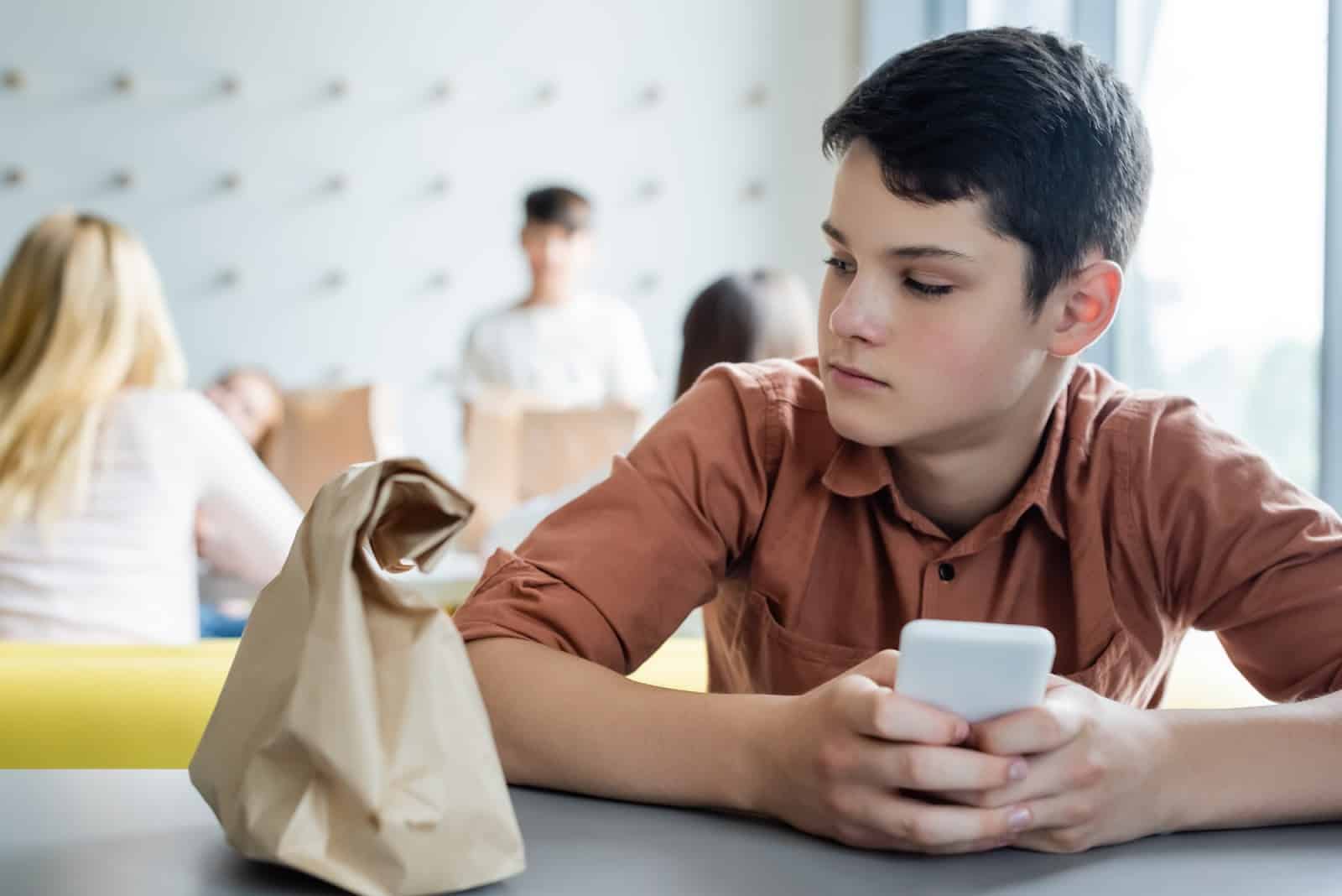 6 Tips For Sitting Alone At Lunch In High School