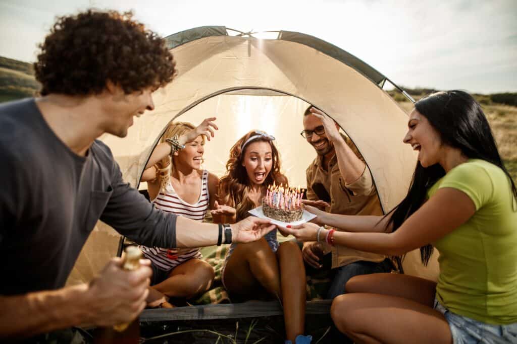 happy-friends-camping