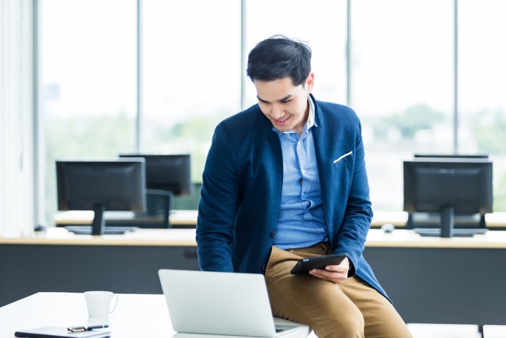 happy-young-asian-businessman-in-the-office