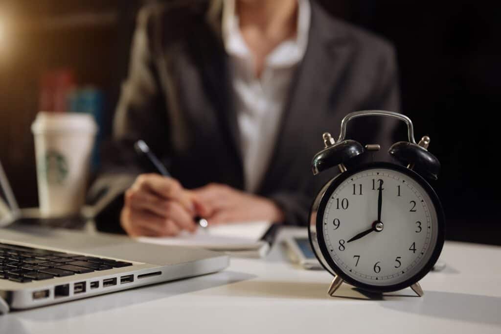 alarm-clock-on-the-desk-business-working