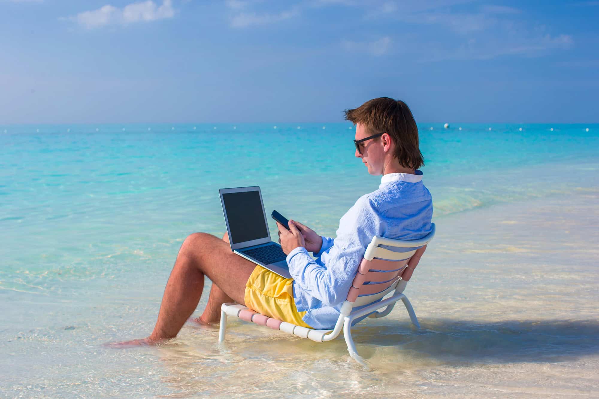 remote-worker-at-beach